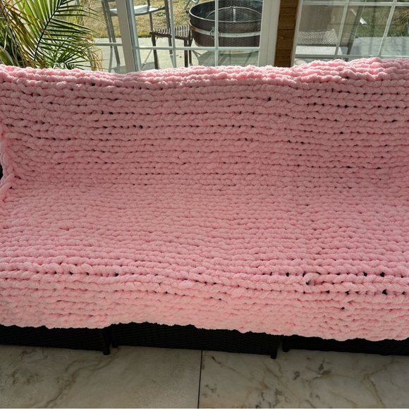 Handmade Blanket with Chunky Chenille yarn. - Picture 10 of 10
